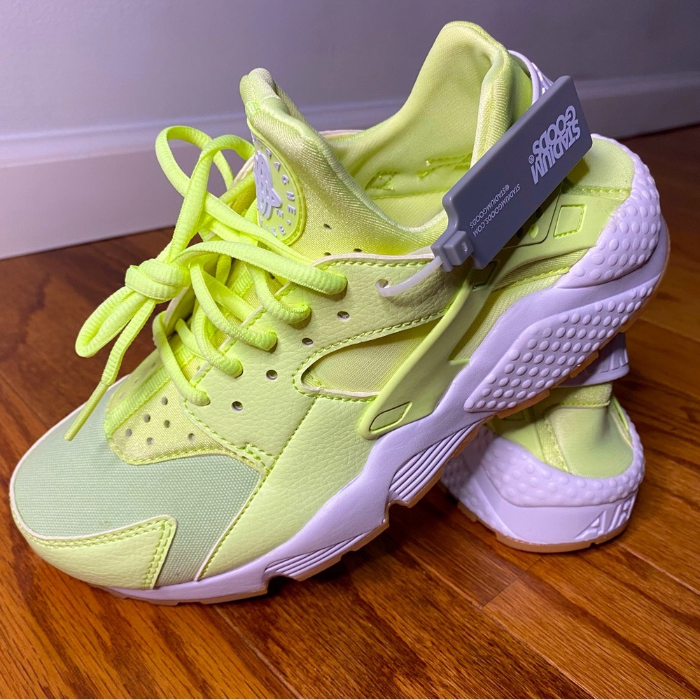 Nike. Size 8 Women’s. Huarache. Like green. Limited Edition.